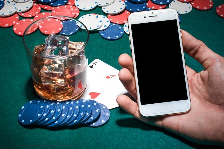 Pengguna mengecek privasi akun hiburan